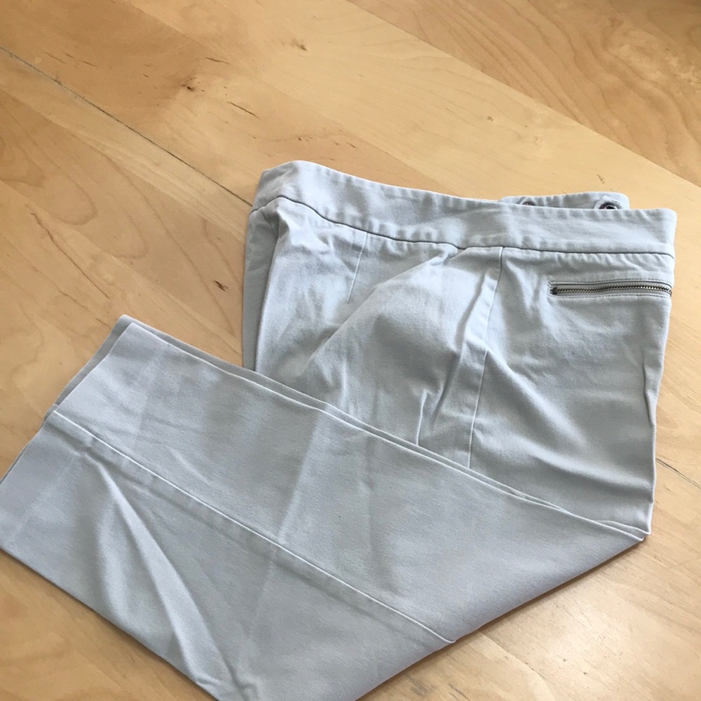 ALFANI khaki capris size 10 93% cotton and 7% spandex front zippered pockets